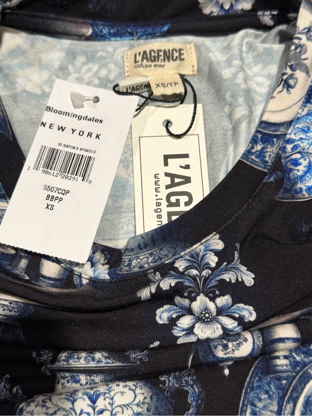 L'AGENCE Ressi Porcelain-Print Short Sleeve Crewneck Tee - Black & Blue - Picture 7 of 7